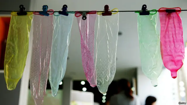 தற்போது பல வண்ணங்களில் சந்தையில் ஆணுறைகள் விற்கப்படுகின்றன.