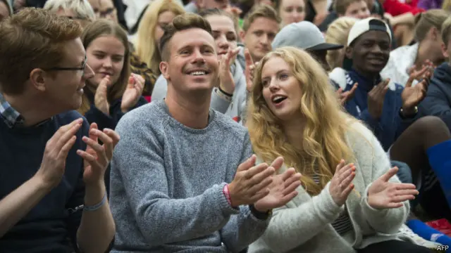 اسکیل پدرسن، رئیس سابق شاخه جوانان حزب کارگر نروژ و از نجات یافتگان کشتار (وسط)