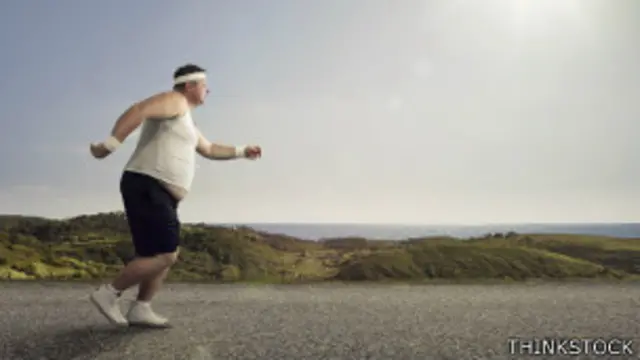 Hombre con sobrepeso corriendo