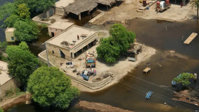 اس علاقے میں بہت سے دیہات سیلاب کے پانی میں گہرے ہوئے ہیں۔