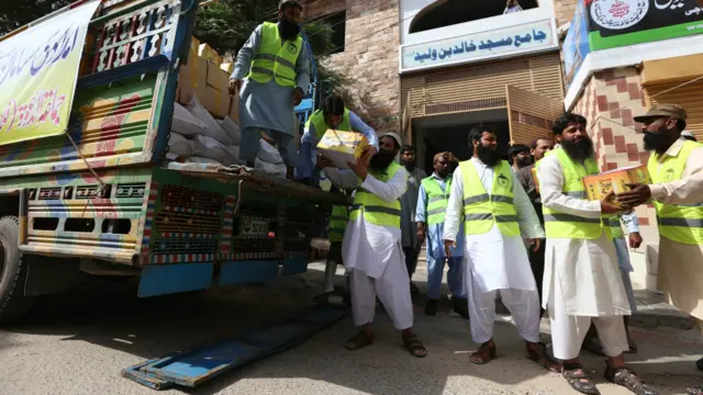 نجی فلاحی اور امدادی ادارے لوگوں میں امدادی اشیا تقسیم کر رہے ہیں لیکن سیلاب سے متاثرہ لوگوں کے لیے یہ امداد ناکافی ثابت ہو رہی ہے۔