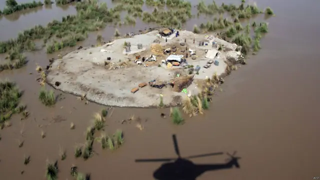 سیلاب سے پھنسے ہوئے لوگوں کے لیے فوج ہیلی کاپٹروں کے ذریعے امداد پہنچانے کی کوشش کر رہی ہے۔