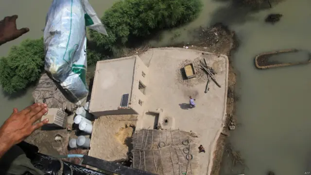 سیلابی علاقوں میں ہیلی کاپٹروں کے اترنے کے لیے بھی محفوظ جگہیں موجود نہیں ہیں اور فضا سے ہی امدادی تھیلے گرائے جاتے ہیں۔