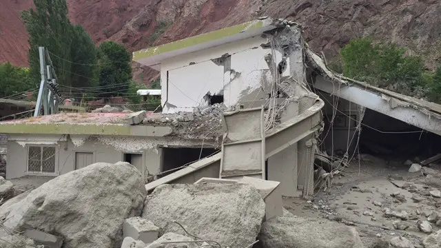 چترال میں گذشتہ ماہ شدید بارشوں اور سیلاب سے 32 افراد ہلاک ہوئے تھے اور تعمیری ڈھانچے کو شدید نقصان پہنچا تھا