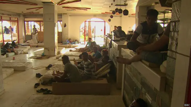 شام میں مارچ 2011 سے حکومت کے خلاف مسلح بغاوت کے نتیجے میں دو لاکھ سے زائد افراد ہلاک ہو چکے ہیں اور لاکھوں نقل مکانی پر مجبور ہوئے