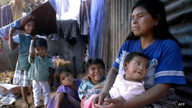 Familia en Guatemala, afectada por la prolongada sequía. 