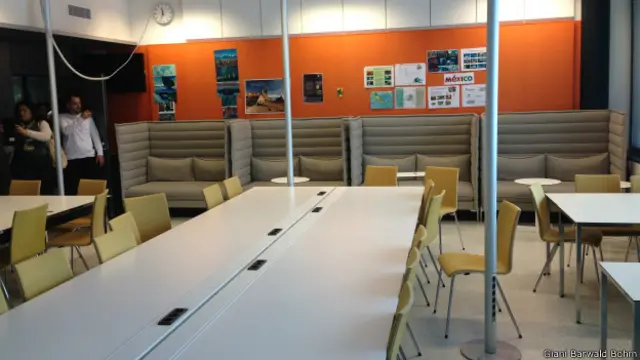 Salas especialmente projetadas e tecnologia amparam o trabalho do professor