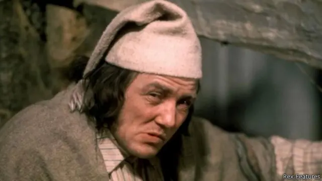 في رواية "ترنيمة عيد الميلاد" لديكنز، نستطيع أن نجد علاقة تعود إلى مسرحيات القرون الوسطى عن الأخلاق والسلوكيات