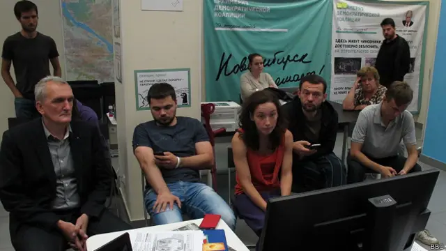 Активисты в штабе Демкоалиции в Новосибирске смотрят трансляцию из ЦИКа