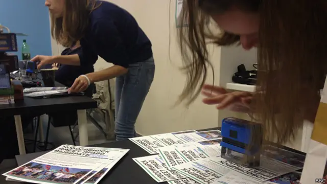 Активистки ставят на листовки штемпели с датой и местом "схода"