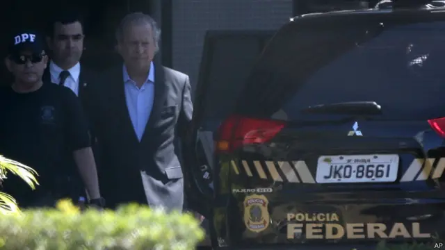 José Dirceu, exjefe de gabinete del presidente brasileño, detenido por la policía.