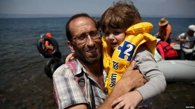El sirio Mustafá Mohammad y su hijo pequeño llegaron a la isla de Lesbos el jueves.
