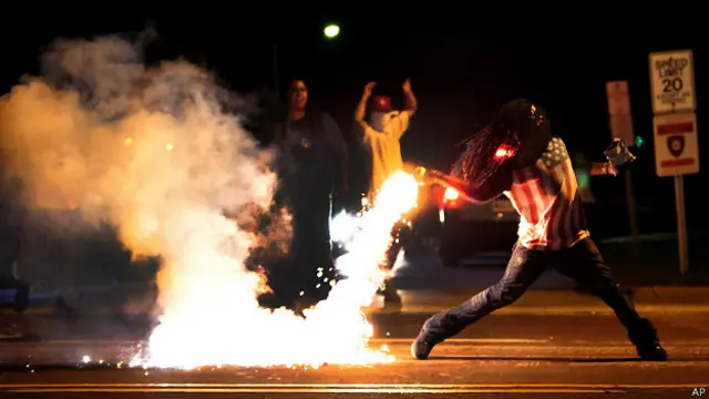 फ़र्गसन में प्रदर्शन