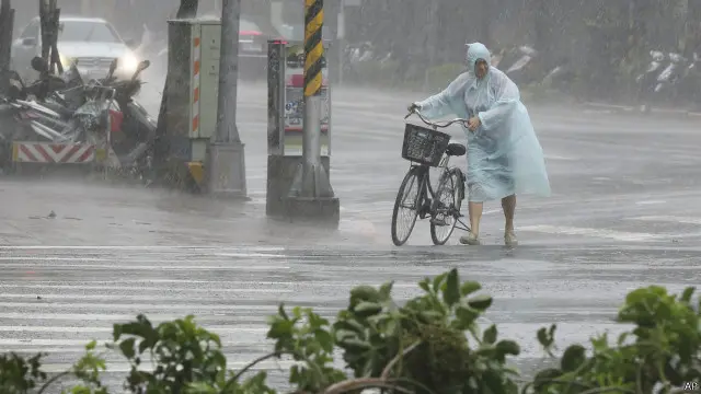 台北市一名市民在風雨中前行