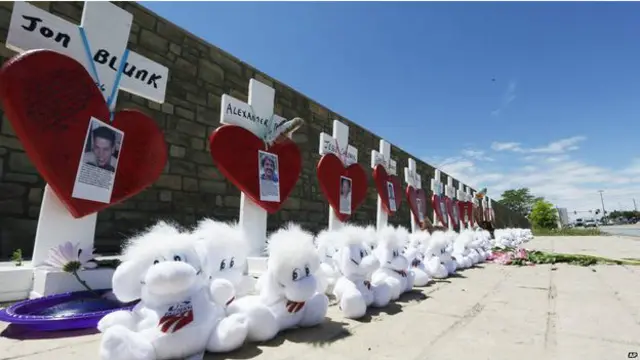 針對霍姆斯是否應該被判死刑,受害者家屬似乎亦有不同意見。