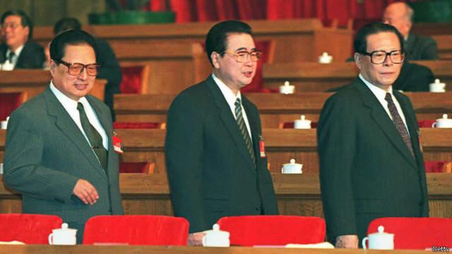Chỉ có Tổng bí thư Giang Trạch Dân (phải) cùng Thủ tướng Lý Bằng (giữa) tham dự Hội nghị Thành Đô
