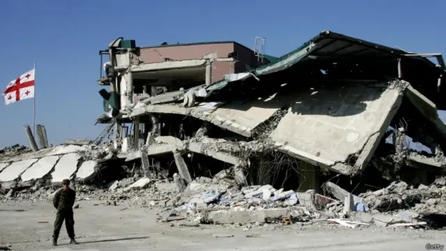 2008-ci ildə Qori müharibəsi nəticəsində Cənubi Osetiya və Abxaziyanı itirilməsi Saakaşviliyə dəstəyi azaltdı