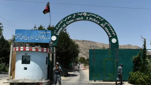 طالبانو د دغه برید پړه منلې ده، خو ادعا کوي چې لسګونه پولیس یې وژلي دي.