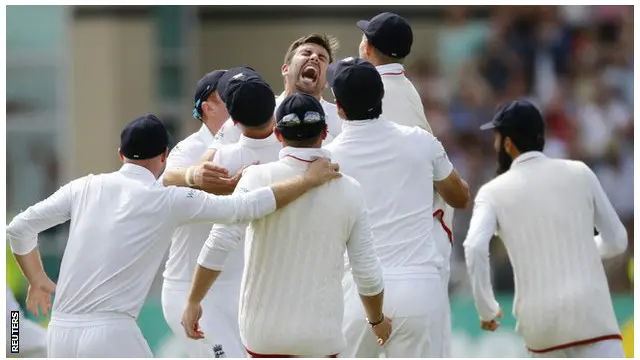 په دويمه پاړۍ کې د استرالیا ټوله لوبډله د ۲۵۳ منډو په کولو وسوځېده او په دې توګه انګلستان څلورمه تيسټ لوبه په دريمه ورځ په خپل نوم کړه.