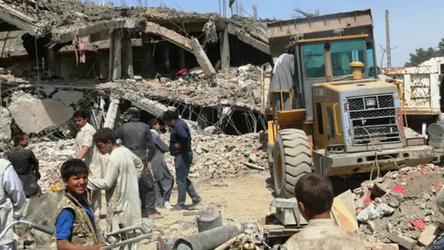 کابل ښار د جمعې په ورځ د خونړیو بریدونو شاهد و، چې لسګونه کسان پکې ووژل شول او سلګونه نور ټپیان شول. زموږ همکار خوشحال تایب د یوه خونړي برید د ځای انځورونه اخیستي دي.