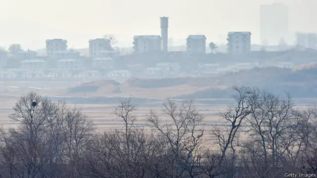 从韩朝军事分界线韩国一侧眺望朝鲜宣传村气静洞（4/2/2015）