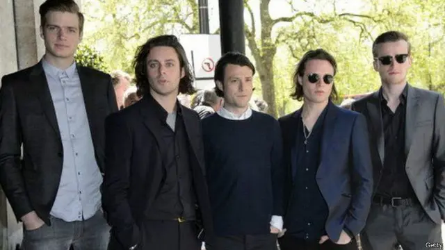 أصبح فريق وان دايركشن مكونا من أربعة أفراد فقط، بعد انسحاب عضو الفريق الخامس المغني زين مالك.