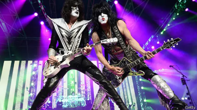 Що спільного між гуртом Kiss та хвостом павича?