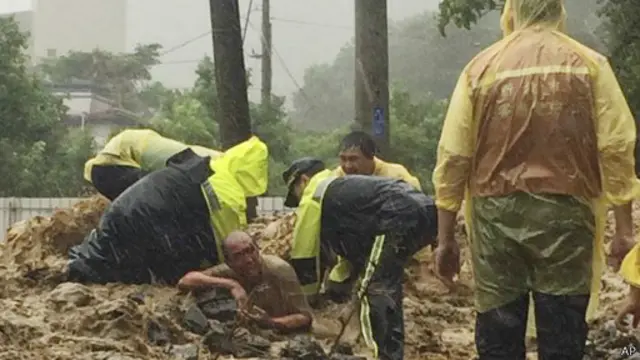 新北市一名男子正被營救