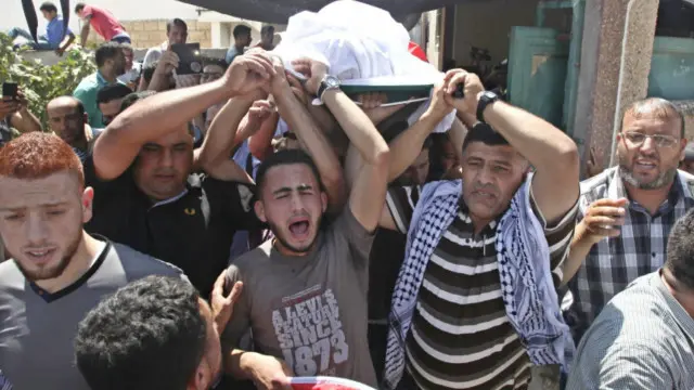 عبر فلسطينيون عن حزنهم وغضبهم لوفاة الأب والابن من جراء إضرام النار في المنزل