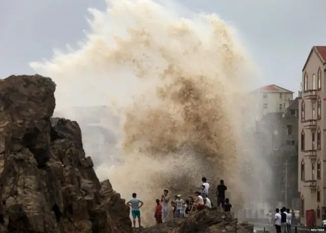 颱風登陸中國大陸沿海地區掀起巨浪