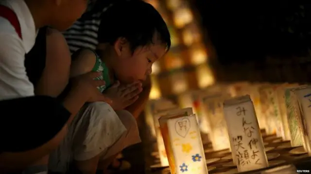 Người dân thắp nến tưởng niệm tại Nagasaki.