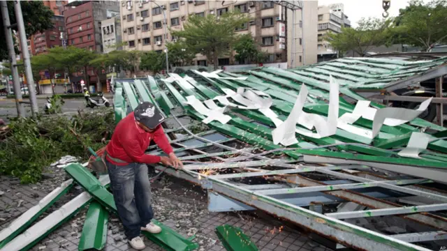 تائیوان میں بڑے پیمانے پر تباہی دیکھی گئی۔ چین کم از کم 163،000 لوگوں سے گھر خالی کروا کر انھیں محفوظ مقامات پر پہنچا دیا ہے۔