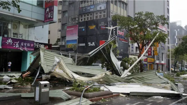 ہوا کے تیزی کے سامنے بڑے بڑے بل بورڈ خس و خاشاک نظر آ رہے تھے۔