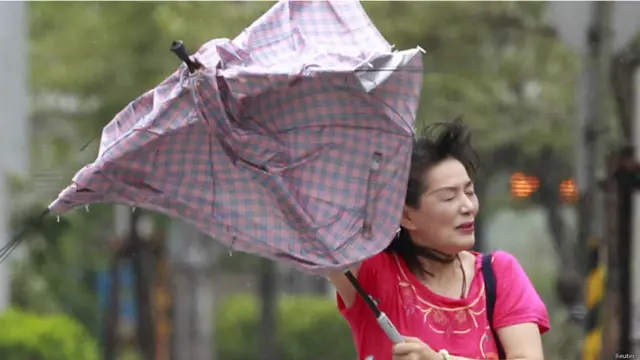 طوفن کے باعث تائیوان میں نظام زندگی بری طرح متاثر ہوا ہے۔