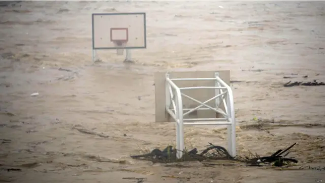 تائیوان میں ایک باسکٹ بال سٹیڈیم کا حال سیل رواں کے سامنے اس طرح تھا جبکہ انتظامیہ نے احتیاطاً پڑوسی صوبے ژن جیانگ سے بھی لوگوں کو نکال کر محفوظ جگہ پہنچایا ہے۔