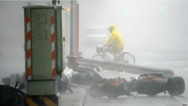 ایک سائیکل سوار ہوا کی تندی میں کمی کے بعد یہاں نظر آ رہا ہے۔