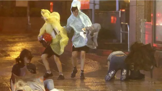 ہوا کی زد پر آنے والے اپنا توازن بر قرار نہ رکھ سکے اور گر گئے۔