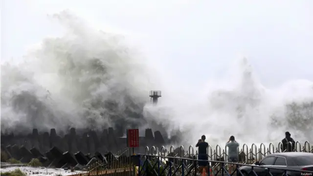 سمندری طوفان سوڈیلر تائیوان میں تباہی مچانے کے بعد اب جنوب چین کی طرف بڑھ گیا ہے۔ تائیوان کے شمالی شہر نانفینگو میں لوگ طوفان کی تصویر لے رہے ہیں۔