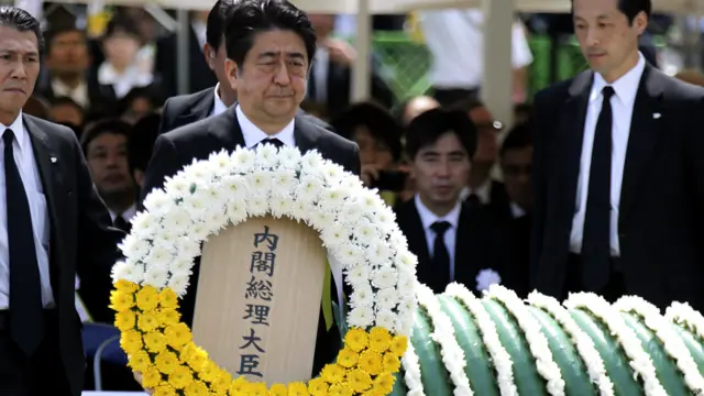 安倍晉三在長崎和平公園儀式上獻放花圈（9/8/2015）