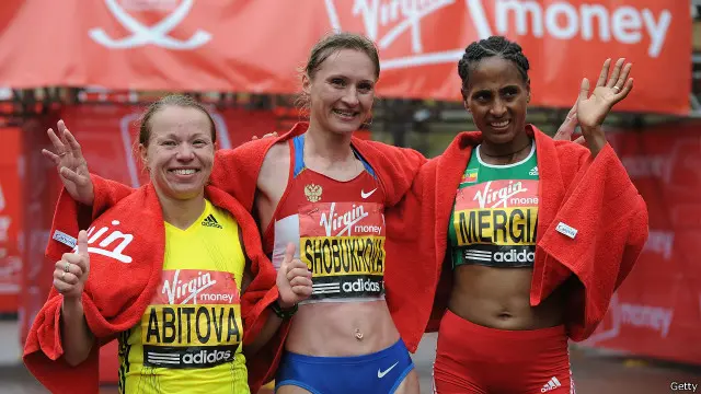 舍巴科娃（中）在2010年倫敦馬拉松奪冠