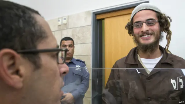 Radikal Yahudi gruplara bağlı olduğu belirtilen Meir Ettinger, Duma kasabasındaki kundaklama olayı sonrasında gözaltına alınıp hakim karşısına çıkarılan isimler arasındaydı.