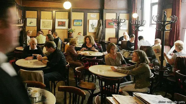 Bersantai di Cafe Hawelka yang legendaris. 