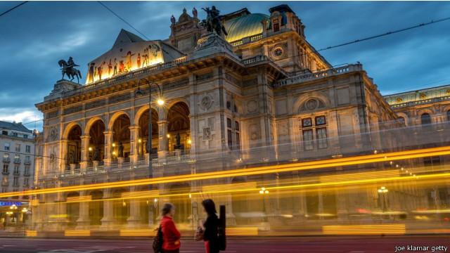 Sebuah trem yang lewat di depan Wiener Staatsoper, Gedung Opera Wina. 
