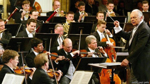 Conductor Lorin Maazel berlatih bersama Vienna Philharmonic Orchestra di Musikvereinin. 
