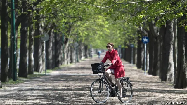 Bersepeda melewati Prater Park. 