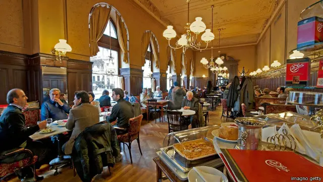 Menikmati hidup di Cafe Sperl. 