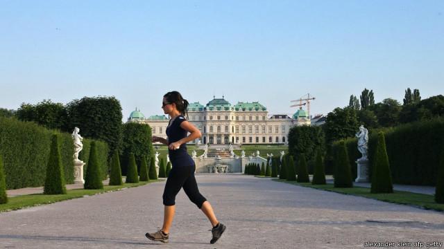 Lari-lari di taman Istana Belvedere.
