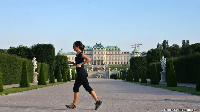 Lari-lari di taman Istana Belvedere.