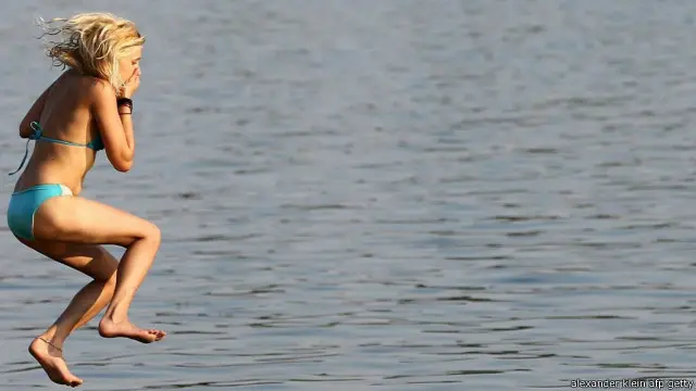 Loncat dan berenang ke sungai Danube.