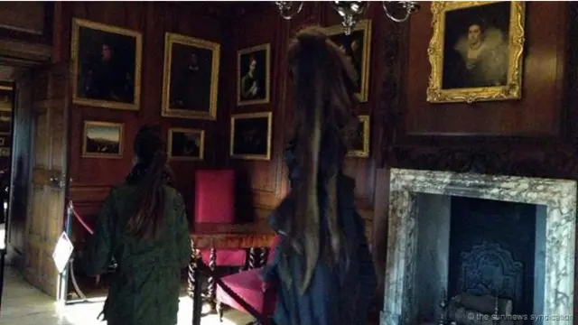 Foto 'penampakan hantu' masih terjadi hari ini - seperti penampakan 'Grey Lady of Hampton Court'. Sebetulnya ini adalah keanehan dari cara perekaman gambar di iPhone (Kredit: The Sun/News Syndication)